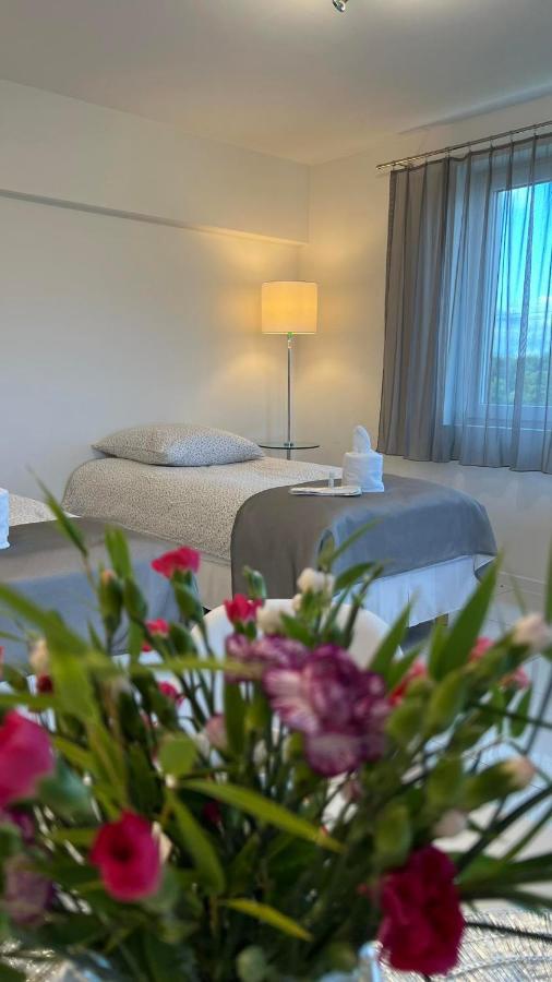 Azyl Hotell Legnica Eksteriør bilde