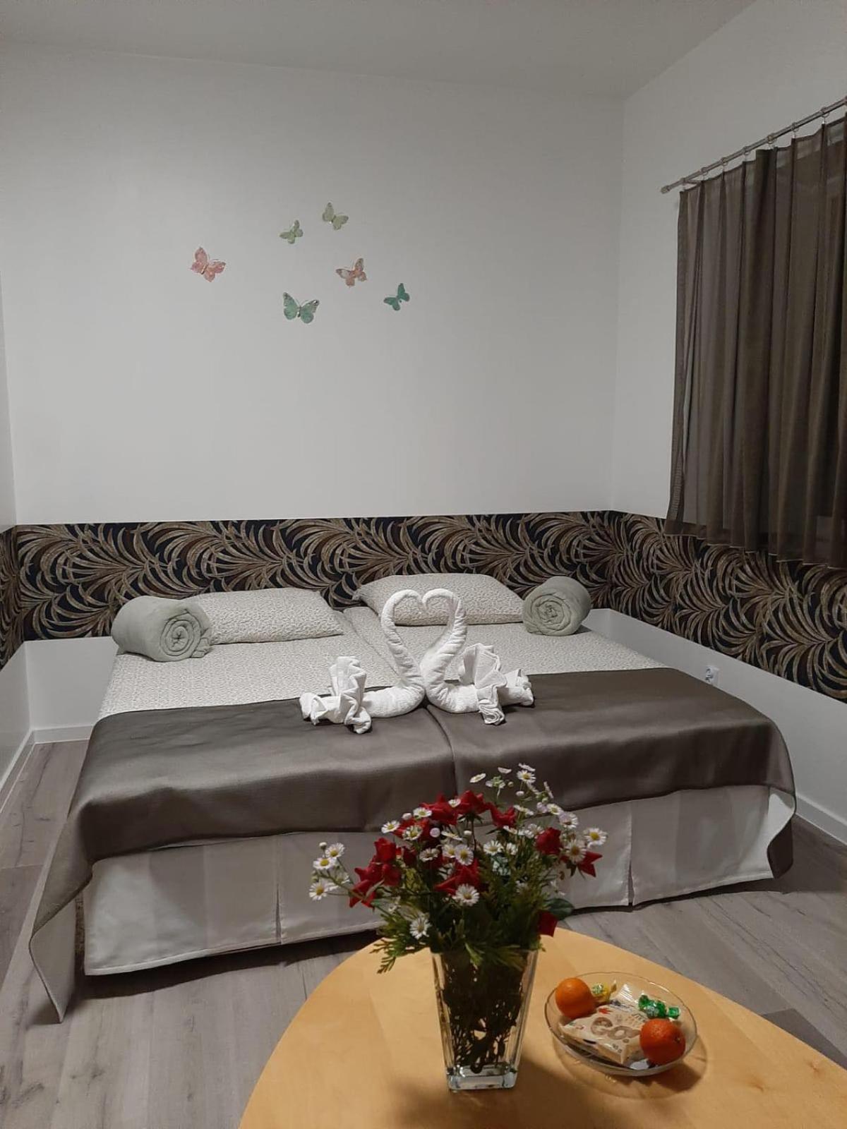 Azyl Hotell Legnica Eksteriør bilde