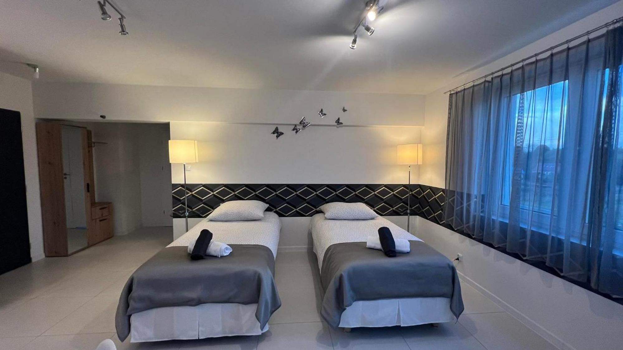 Azyl Hotell Legnica Eksteriør bilde