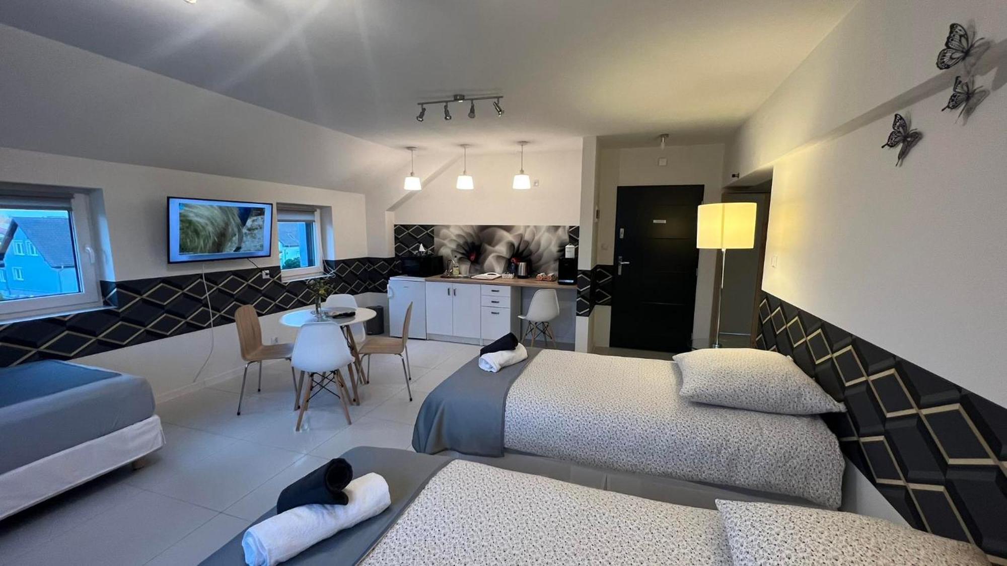 Azyl Hotell Legnica Eksteriør bilde