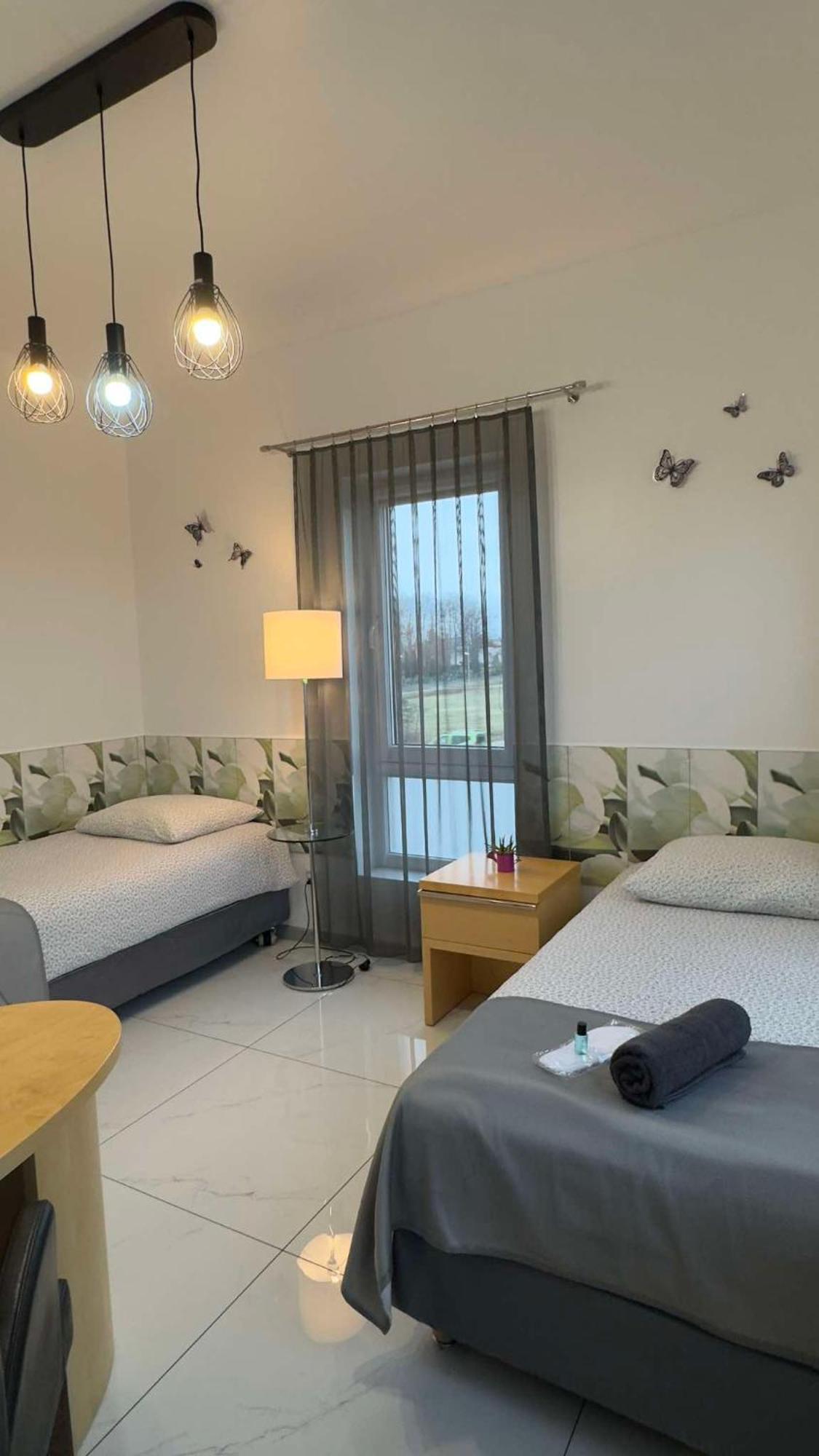 Azyl Hotell Legnica Eksteriør bilde