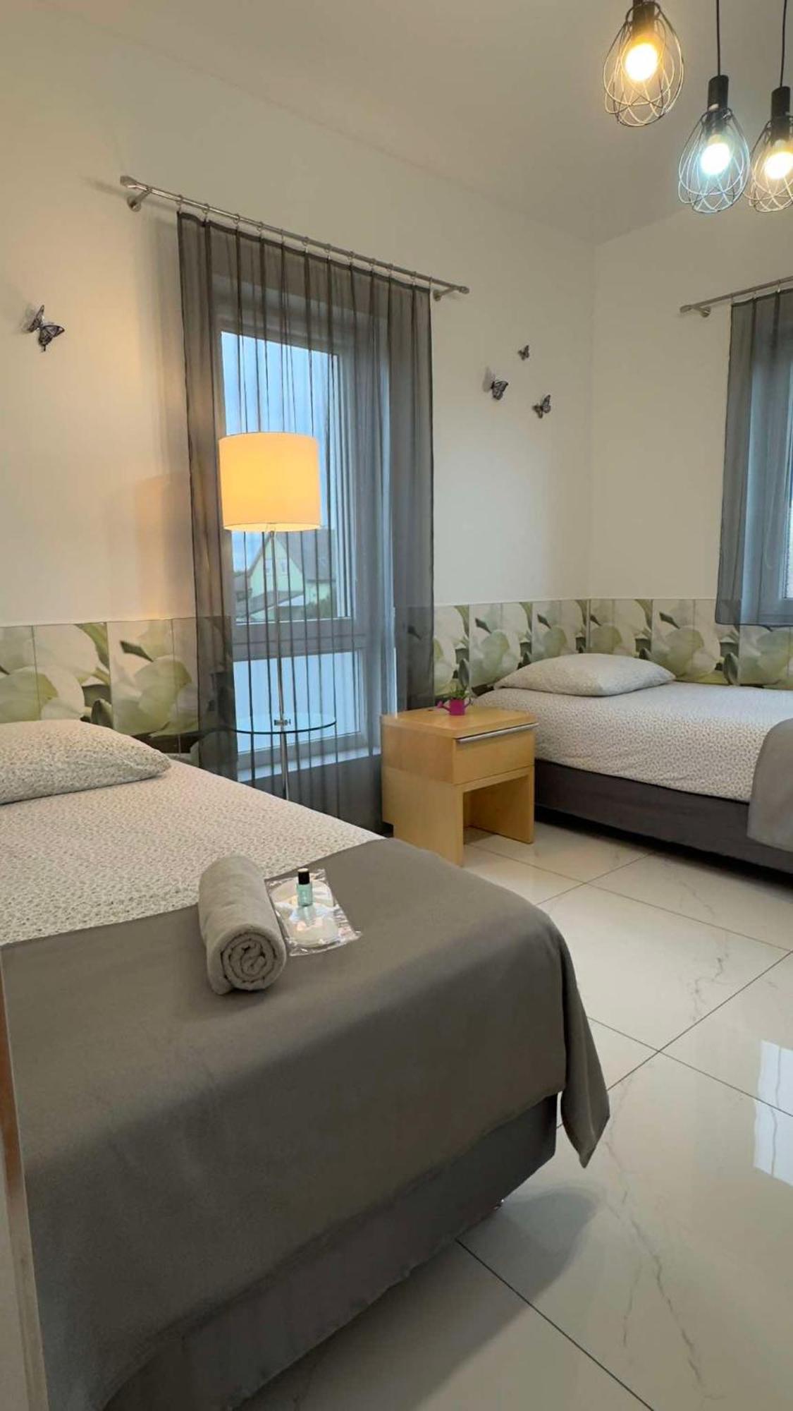 Azyl Hotell Legnica Eksteriør bilde