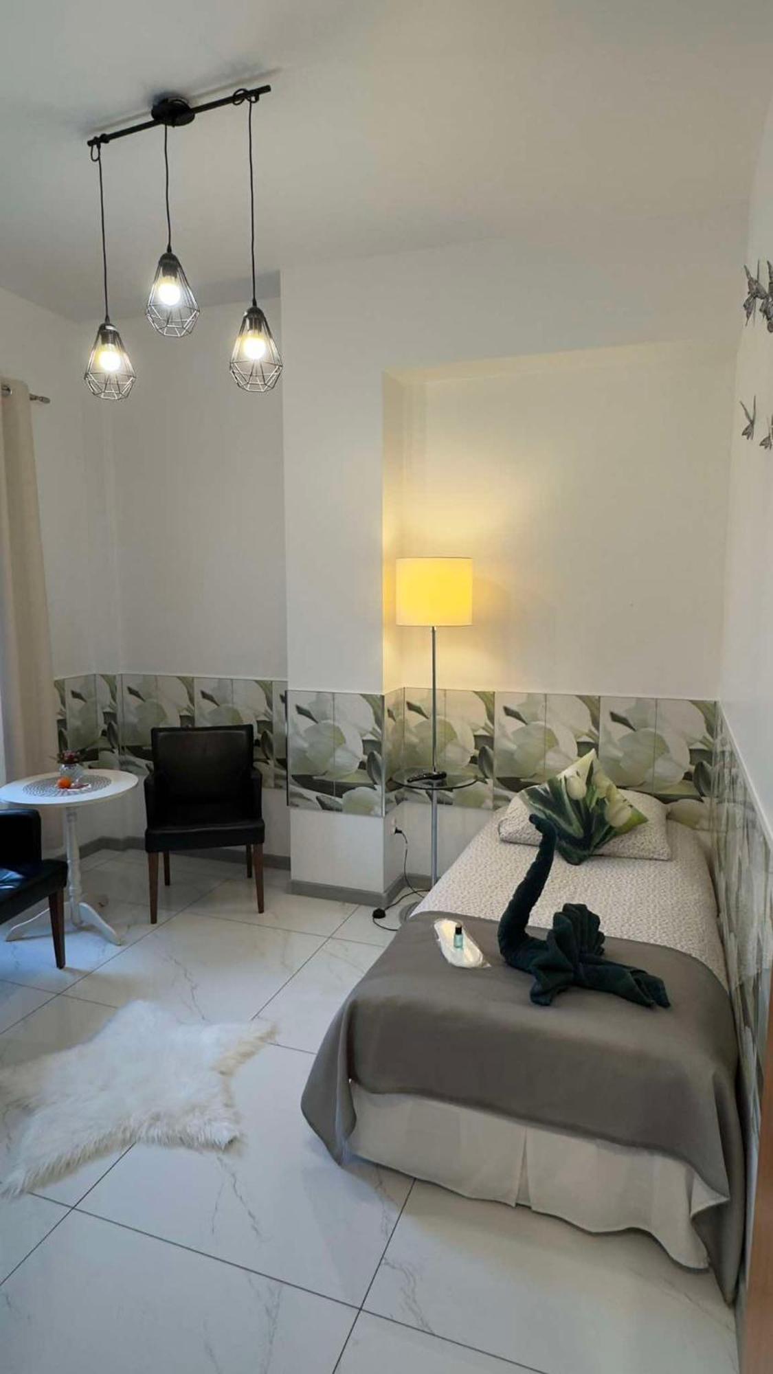 Azyl Hotell Legnica Eksteriør bilde