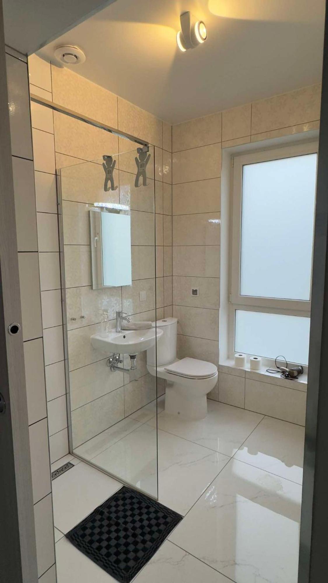 Azyl Hotell Legnica Eksteriør bilde