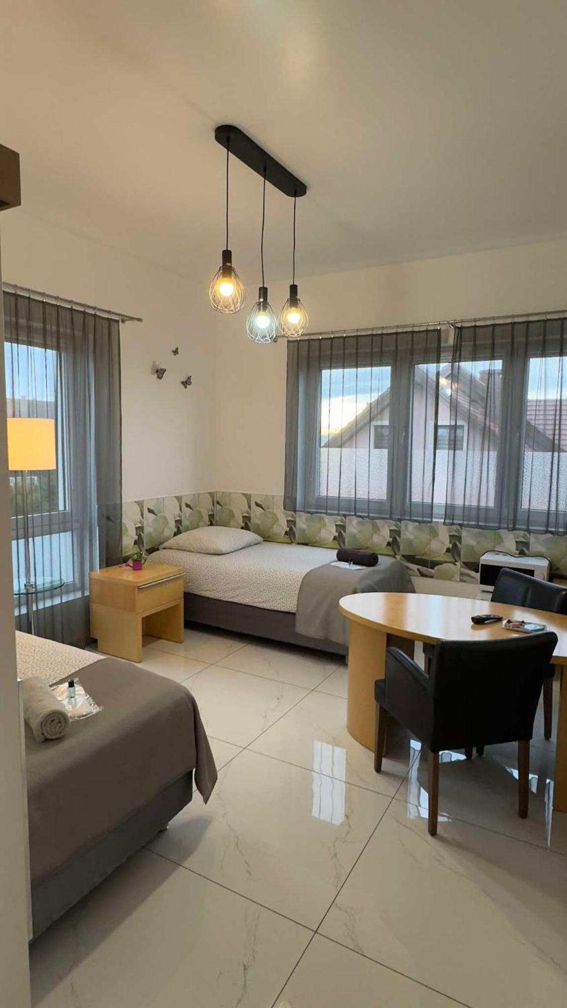 Azyl Hotell Legnica Eksteriør bilde