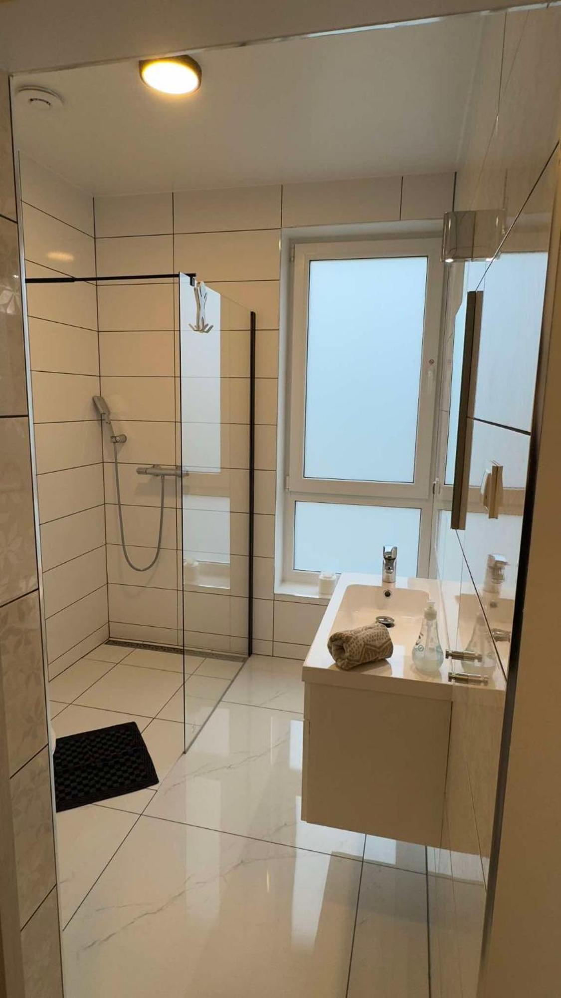 Azyl Hotell Legnica Eksteriør bilde