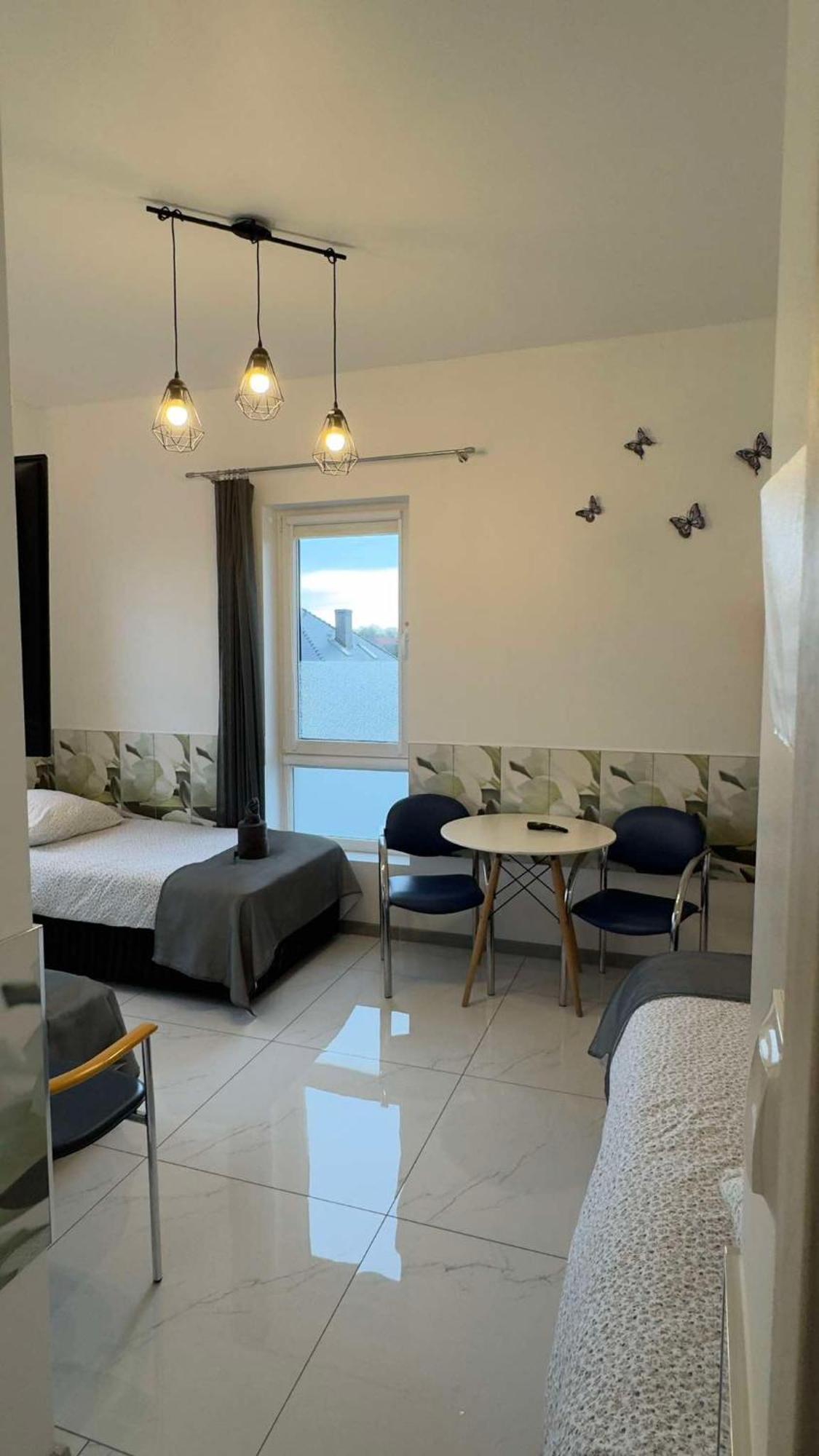 Azyl Hotell Legnica Eksteriør bilde